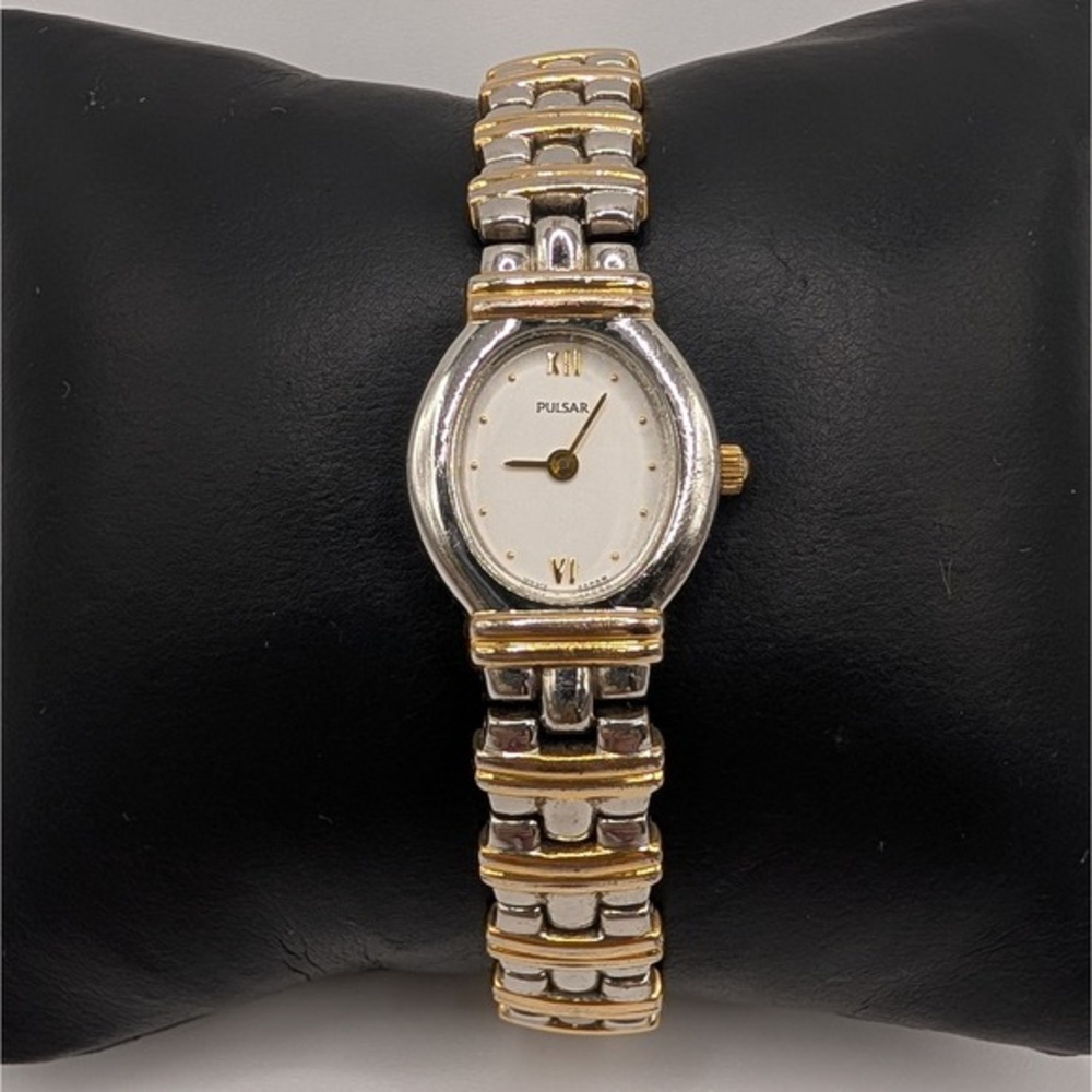 Pulsar V700-X077 Two Tone‎ Watch White Dial Applied Gold Indices Quartz 7"